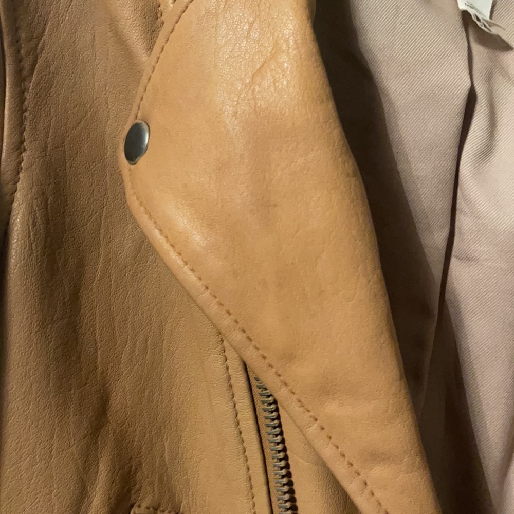 Club Monaco - Picture 5 of 10